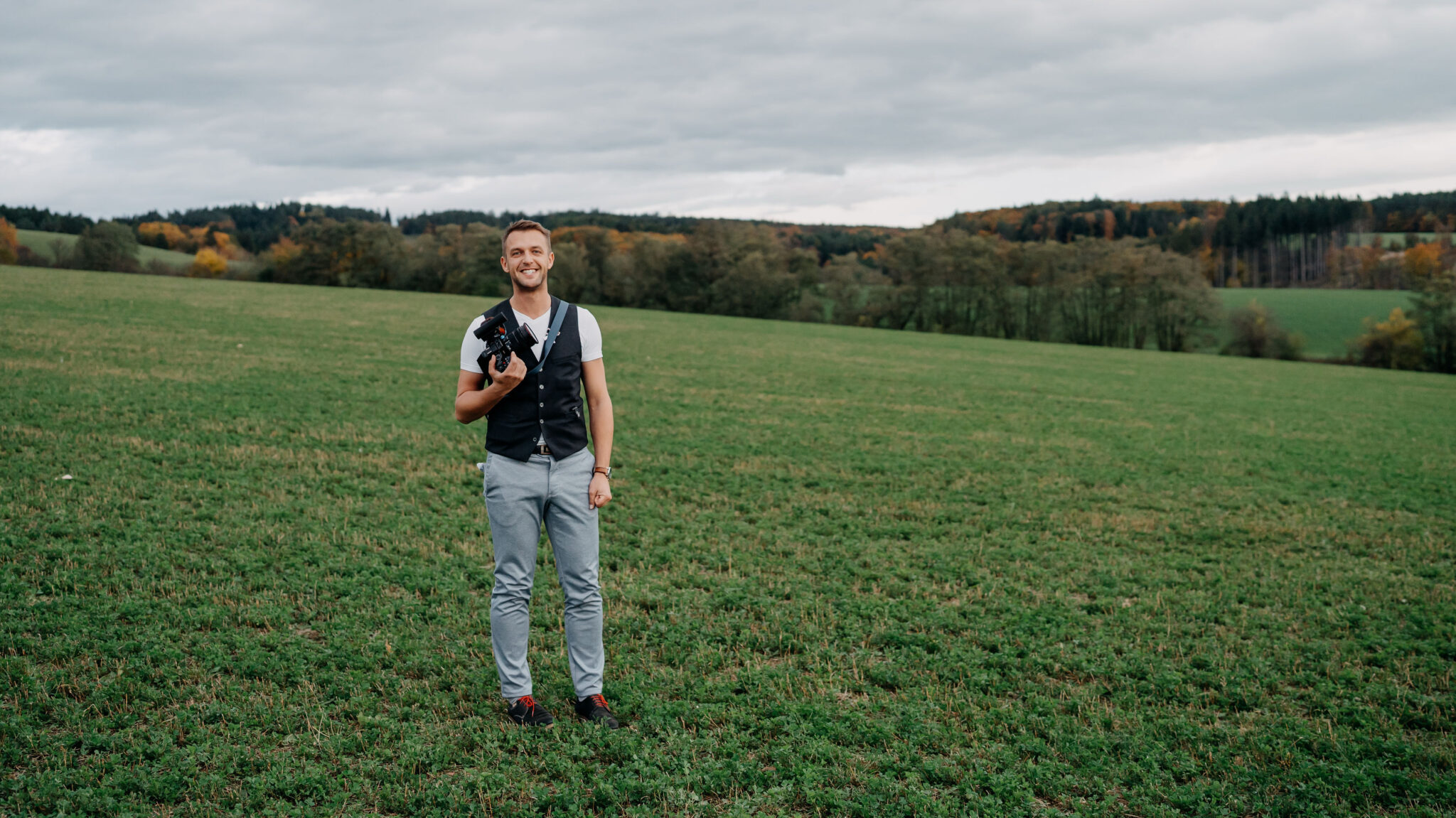 Destination wedding filmmaker Martin Dostál discreetly capturing an outdoor wedding ceremony.