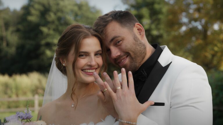 Náhled svatebního filmu Ivči a Víti. Jako svatební kameraman sázím na přirozenost, abych zachytil skutečnou atmosféru dne. Výsledkem je mnohem víc než jen obyčejné svatební video.