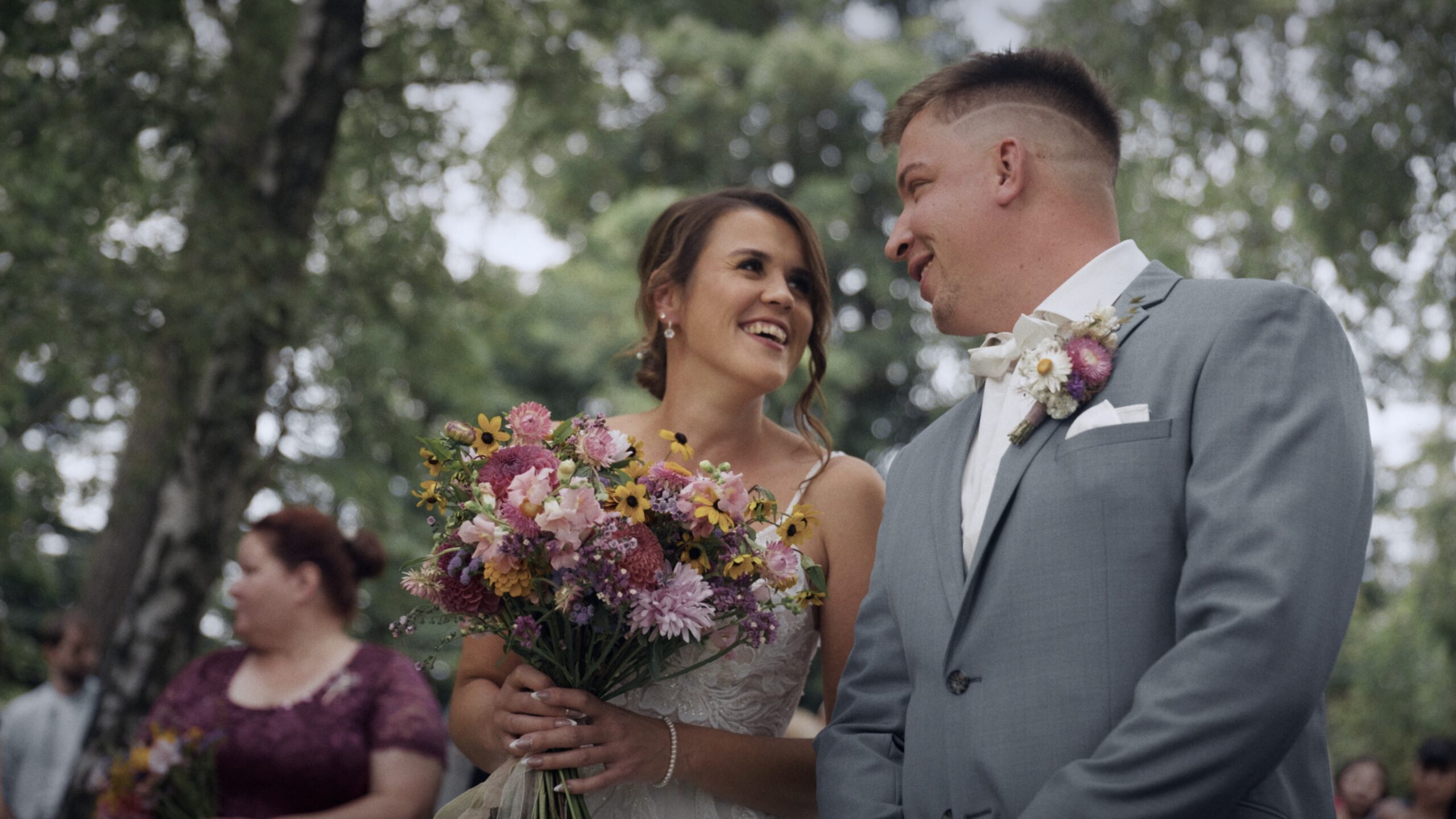 Záběr novomanželů z natáčení. Svatební kameraman Martin Dostál tvoří autentický svatební film, který zachycuje skutečnou atmosféru – víc než jen klasické svatební video.