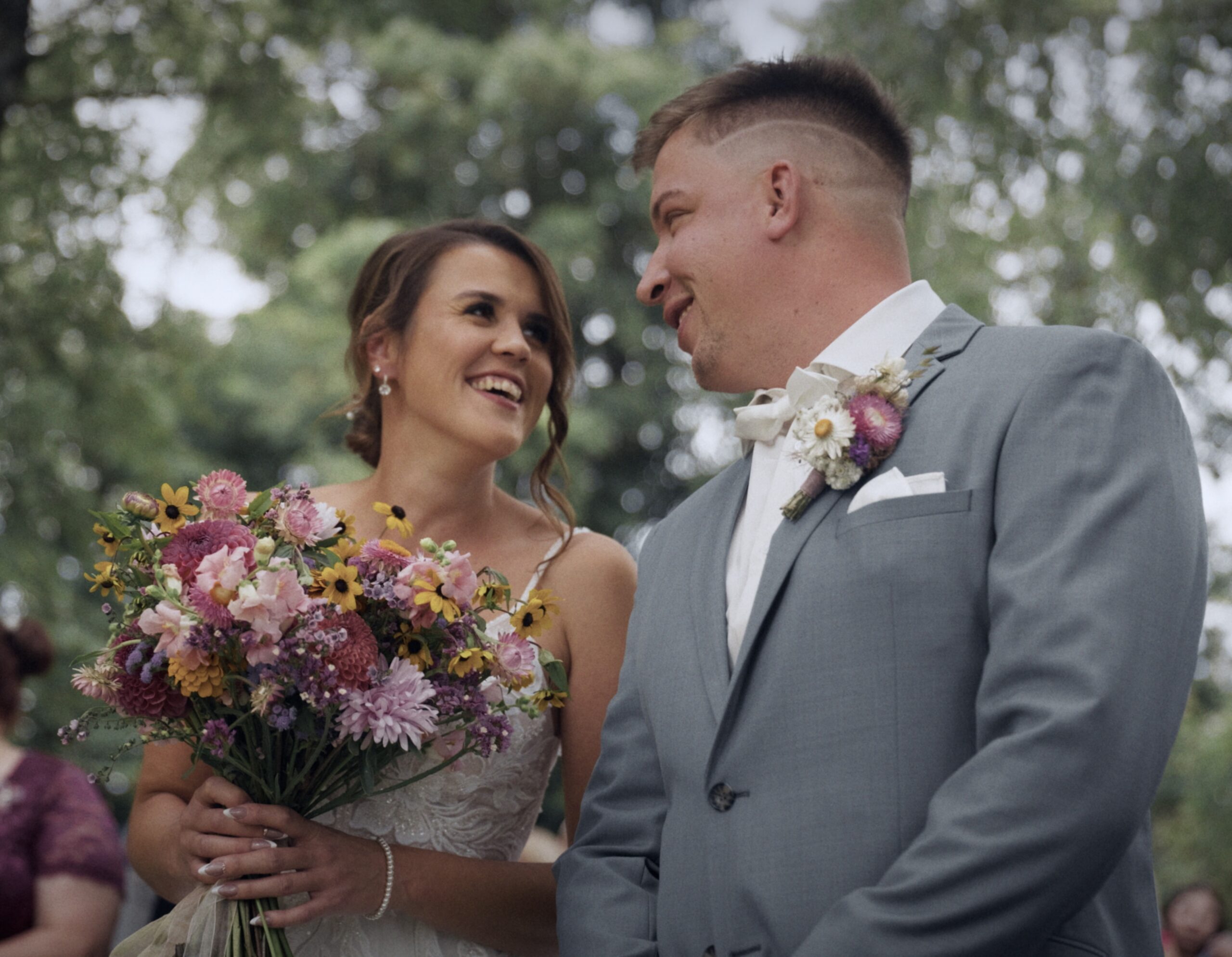 Záběr novomanželů z natáčení. Svatební kameraman Martin Dostál tvoří autentický svatební film, který zachycuje skutečnou atmosféru – víc než jen klasické svatební video.