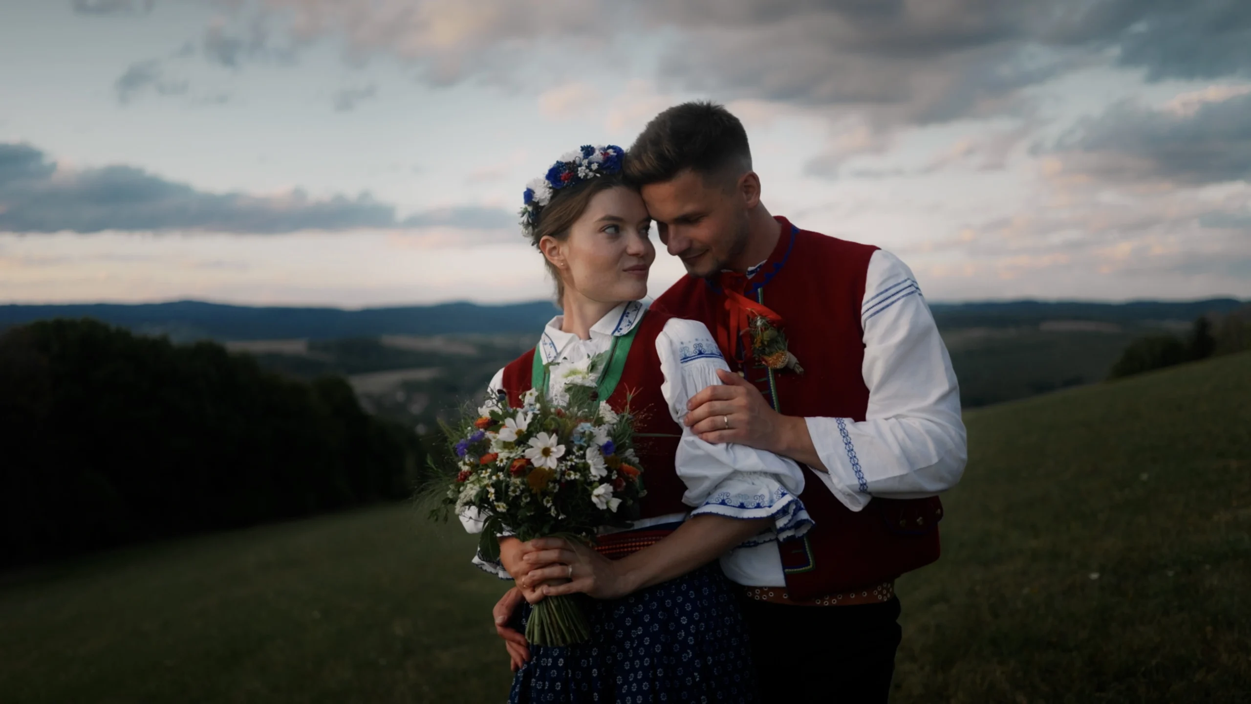 Detailní záběr na novomanžele během portrétního svatebního natáčení