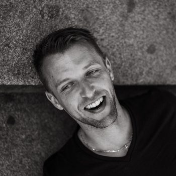 Portrét tvůrce. Svatební kameraman Martin Dostál z Olomouce tvoří nadčasový svatební film. Kromě digitálních záběrů natáčí i na analogovou 8mm kameru, čímž vzniká něco víc než jen běžné svatební video.